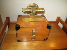 Altes Nivelliergerät Massiv